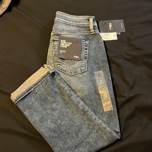 NWT- Silver Suki mid-rise Capris W- 27, L - 23.5